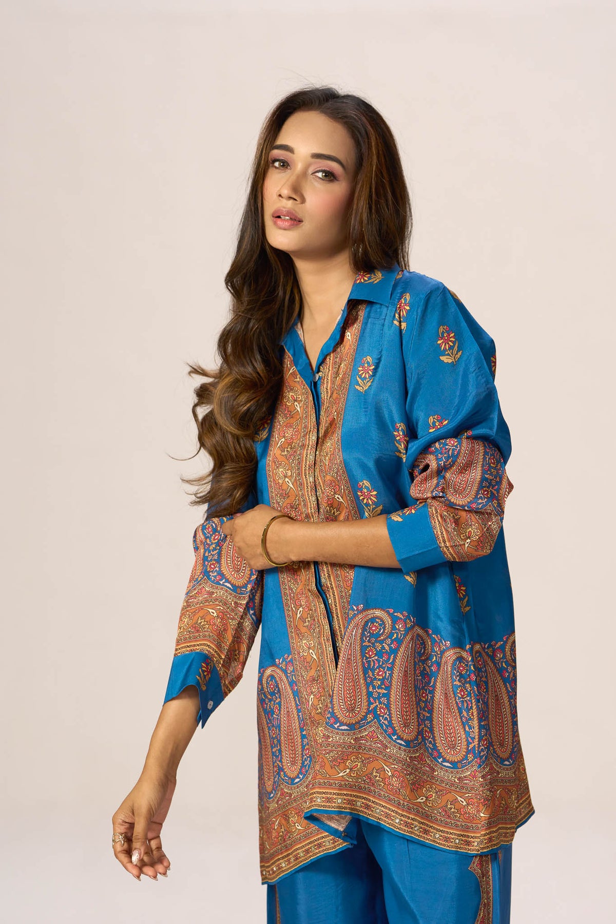 Blue paisley viscose crepe shirt set - print and sleeve detail